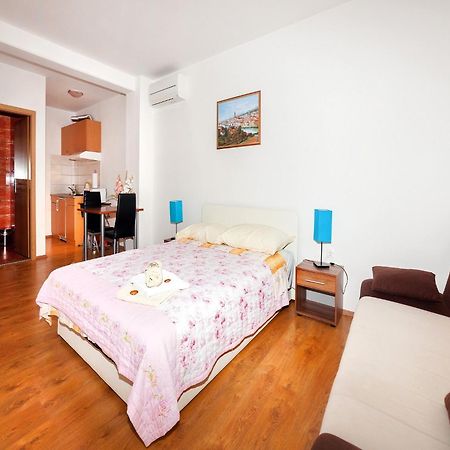 Apartments Barbara Brseč الغرفة الصورة